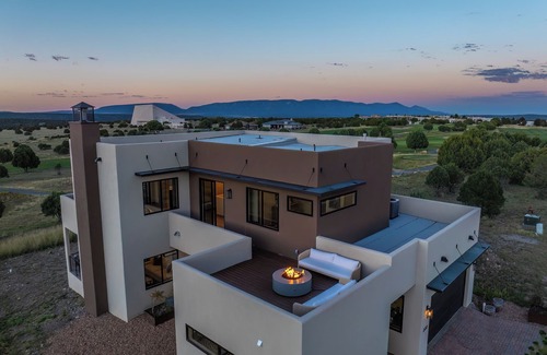 Alto House | New Custom Home with 360 mountain views sitting on #1 golf course in NM!
