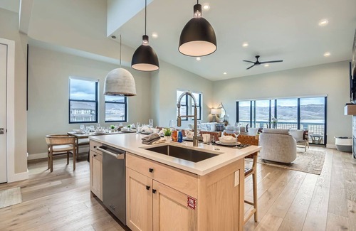 Park City House | New! Deer Valley East Perfection! Private Hot Tub! Close to Skiing and the Lake!