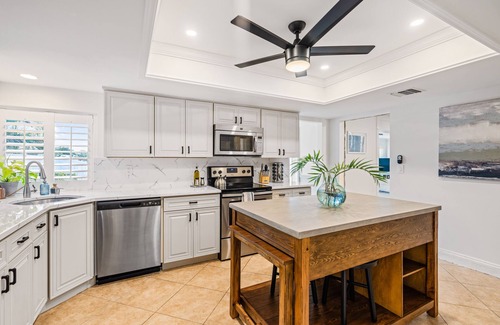 Lake Worth House | NEW! Drift Inn-Lakefront Home w/Hot Tub, Outdoor Bar, Golf!