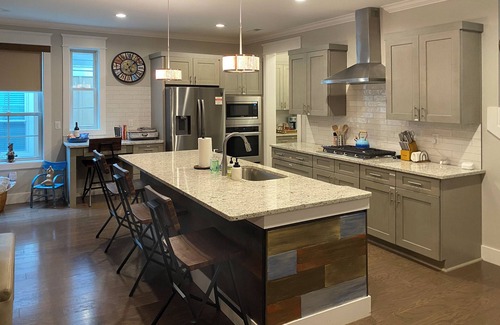 Black Mountain House | New Enchanting Modern/Rustic/Artsy Home. 2min-DT BM, I-40. Pet & EV Friendly