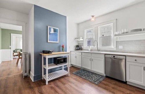 Oakdale Apartment | New England Charm, Portland - Parking included