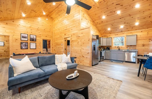 Sevierville Cabin | ~New~ Epic couple's retreat w/theatre, pool table, firepit, jacuzzi & more!
