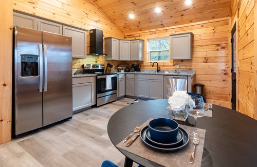 Sevierville Cabin | ~New~ Epic couple's retreat w/theatre, pool table, firepit, jacuzzi & more!