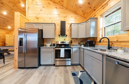 Sevierville Cabin | ~New~ Epic couple's retreat w/theatre, pool table, firepit, jacuzzi & more!