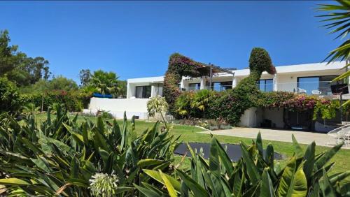 Mafra Villa | NEW- Ericeira Design Villa- 10 min from Beach, pool and great view