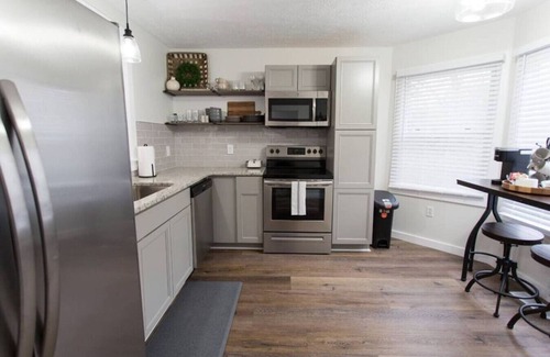 Skyland Condo | *NEW* Escape to Comfy Condo|10 Min-DT & Biltmore