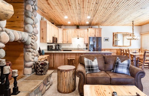 Park City House | New! Exquisite Log Cabin home-HOT TUB, FIREPLACE, Garage, walk to SKI lift