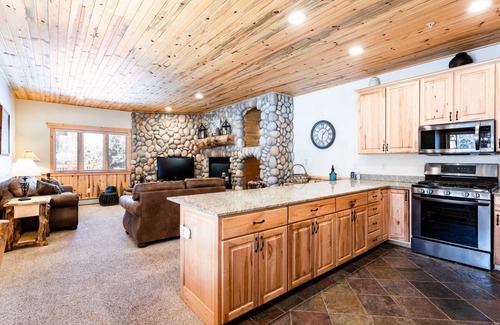 Park City House | New! Exquisite Log Cabin home-HOT TUB, FIREPLACE, Garage, walk to SKI lift