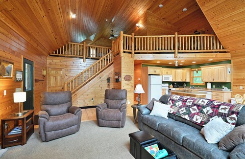 Markville Cabin | NEW! Family cabin, crystal clear lake. Deck WaterToys 2KingBeds 2 hours from TC