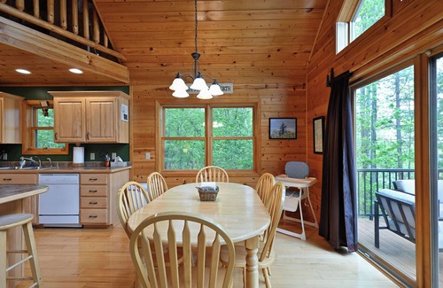 Markville Cabin | NEW! Family cabin, crystal clear lake. Deck WaterToys 2KingBeds 2 hours from TC