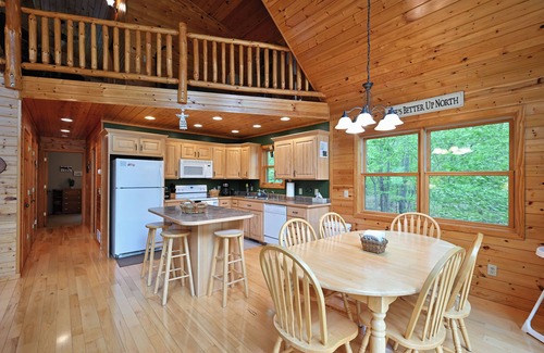 Markville Cabin | NEW! Family cabin, crystal clear lake. Deck WaterToys 2KingBeds 2 hours from TC