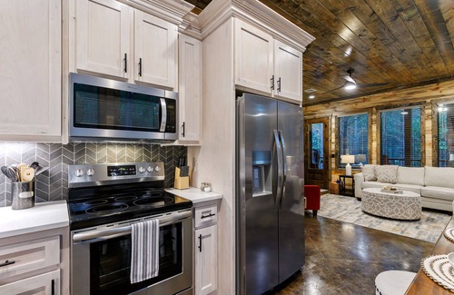 Pickens Cabin | New Family Cabin/Hot Tub/Fireplace/Games/Arcade/Firepit/Themed Decor