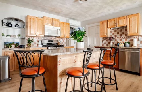 Salem Apartment | NEW! Family-Friendly Getaway < 1 Mi to Dtwn Salem!