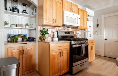 Salem Apartment | NEW! Family-Friendly Getaway < 1 Mi to Dtwn Salem!