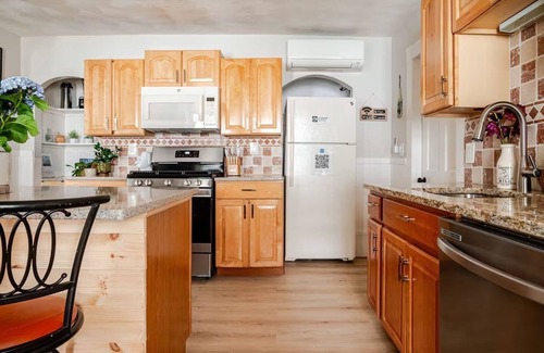 Salem Apartment | NEW! Family-Friendly Getaway < 1 Mi to Dtwn Salem!