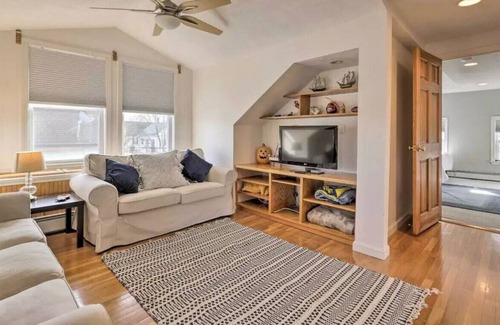 Salem Apartment | NEW! Family-Friendly Getaway < 1 Mi to Dtwn Salem!