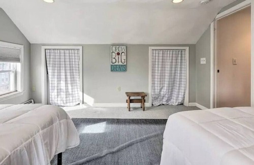 Salem Apartment | NEW! Family-Friendly Getaway < 1 Mi to Dtwn Salem!