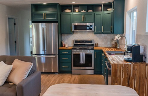 Orchard District House | NEW family friendly private guesthouse in mid town