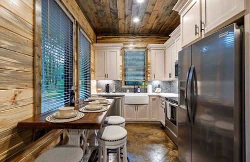 Pickens Cabin | New! Family Getaway with Spa, Firepit & Retro Arcade