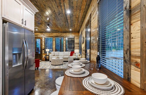 Pickens Cabin | New! Family Getaway with Spa, Firepit & Retro Arcade
