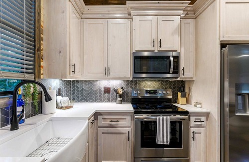 Pickens Cabin | New! Family Getaway with Spa, Firepit & Retro Arcade