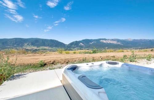 Wolf Creek House | New Family Home in Eden w Hot Tub and Great Views