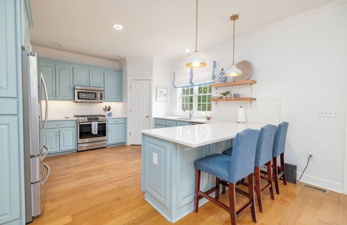 Bracey House | New! Family time. Hot Tub, Pool Table, Firepit, Dock, Kayaks. Screened Porch