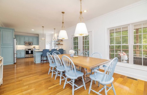 Bracey House | New! Family time. Hot Tub, Pool Table, Firepit, Dock, Kayaks. Screened Porch