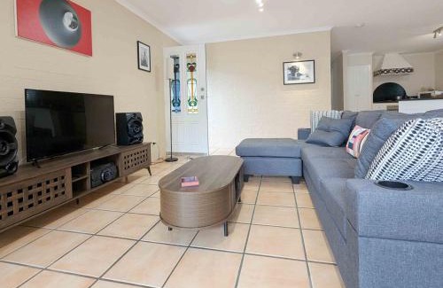 New Farm House | New Farm Home - Relaxing Private City Retreat - Sleeps 6