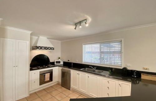 New Farm House | New Farm Home - Relaxing Private City Retreat - Sleeps 6