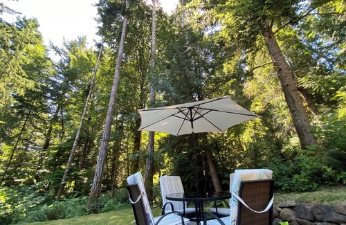 Sooke House | New* Forest edge private suite, very clean, perfect for a couple. New King bed.