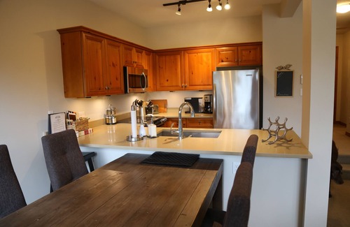 Upper Village House | New furnishings and recent remodel-best views in the Benchlands!