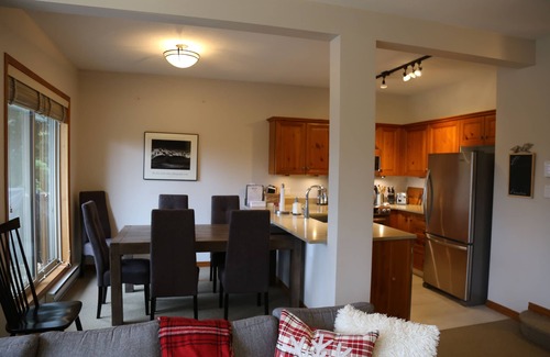 Upper Village House | New furnishings and recent remodel-best views in the Benchlands!