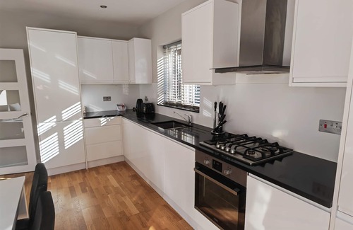 Cricklewood House | NEW! Glorious 2 Bedroom Apartment with private garden
