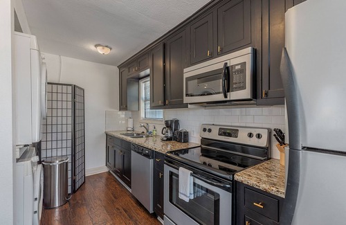 West Park Cabin | NEW! Golden Cottage - .5 Miles from TAMU's KYLE FIELD!
