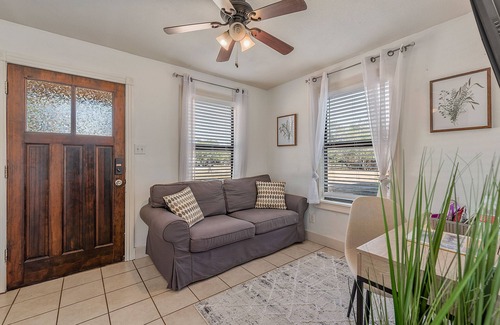 West Park Cabin | NEW! Golden Cottage - .5 Miles from TAMU's KYLE FIELD!