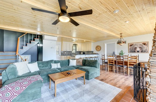Maggie Valley Cabin | *New | Golf Course + Mountain Views | Hot Tub | Minutes to everything!