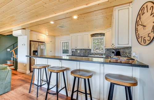 Maggie Valley Cabin | *New | Golf Course + Mountain Views | Hot Tub | Minutes to everything!