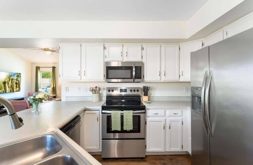 Glendale House | *NEW* Gorgeous Desert Oasis! Heated Pool & Hot Tub