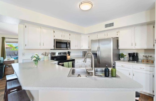 Glendale House | *NEW* Gorgeous Desert Oasis! Heated Pool & Hot Tub