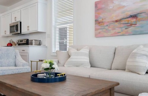 Oxford House | New Gorgeous Home-Oxford Commons - 2 miles from SQ