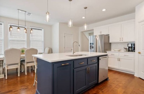 Oxford House | New Gorgeous Home-Oxford Commons - 2 miles from SQ