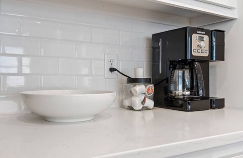Oxford House | New Gorgeous Home-Oxford Commons - 2 miles from SQ