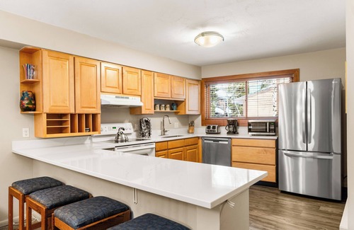 Four O'Clock Condo | New! Great 2 Bedroom Near Main St