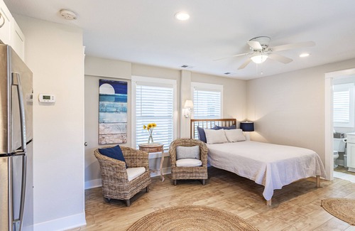 Colington Bed & Breakfast | New, great for couples. Pets friendly, fenced backyard, close to beach and bay.