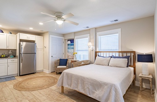 Colington Bed & Breakfast | New, great for couples. Pets friendly, fenced backyard, close to beach and bay.