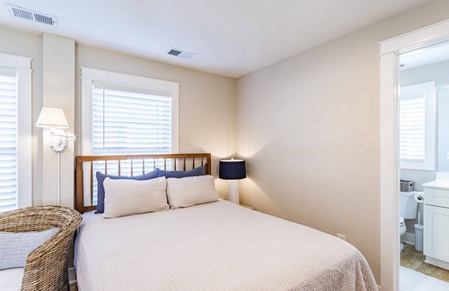 Colington Bed & Breakfast | New, great for couples. Pets friendly, fenced backyard, close to beach and bay.