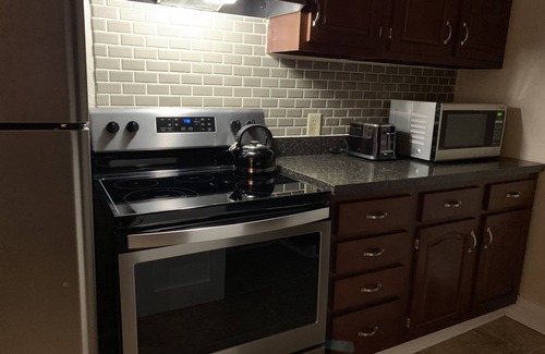 Wadsworth House | New! Great Remodeled 2 Bedroom. Walk to the Square!