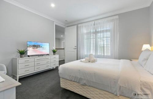 Banksia Beach House | New Haven - Eiffel Tower Suite