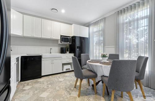 Banksia Beach House | New Haven - Eiffel Tower Suite